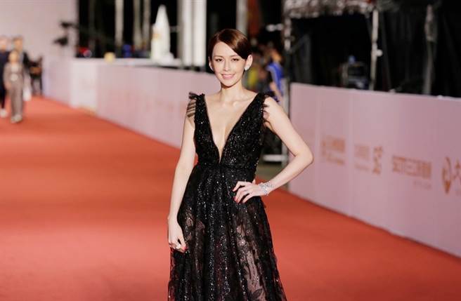 袁艾菲波涛汹涌大露事业线。（图／廖映翔摄）