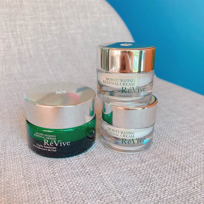 想尝试光采再生活肤霜却因为价格迟迟无法入手？今年一定要趁优惠买这组「人气明星小满贯组」，含光采再生活肤霜15ml、光采再生活肤霜5ml*2，价值3,440优惠价2,200。（图／邱映慈摄影）
