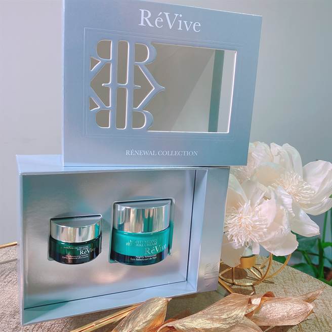 光透活肤明眸组一次入手乳霜、眼霜，含光采再生活肤霜50ml、光采再生赋活眼霜15ml，价值NT11,400元优惠价NT8,800元。（图／邱映慈摄影）
