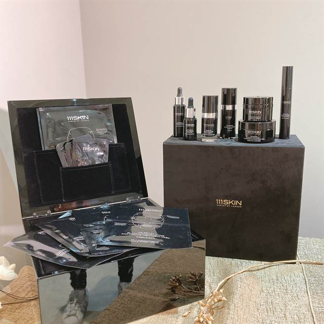 黑钻奢光全能礼盒，含黑钻超光速全能霜50ml、黑钻超光速全能精华30ml、黑钻超光速微区修护精萃15ml、黑钻超光速全能眼霜15ml、黑钻超光速全能晶钻敷膜100ml、黑钻超光速全能A 30ml、黑钻超光速全能C 20ml、黑钻超光速全能黑面膜(脸)(片)*3、黑钻超光速全能黑面膜(颈)(片)*3、黑钻超光速全能黑眼膜(份)*3，价值NT84,810元优惠价NT59,800元，相当于7折优惠。（图／邱映慈摄影）


