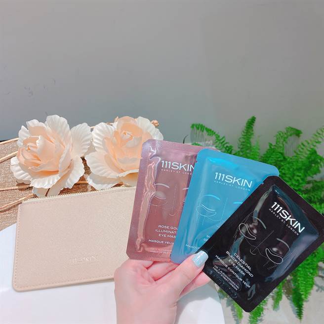 「美眸救星必购礼盒」含星旅光效天使眼膜(份)、极光激能蓝眼膜(份)、黑钻超光速全能黑眼膜(份)、111SKIN万用票卡包，价值NT1,270元优惠价880元。（图／邱映慈摄影）

