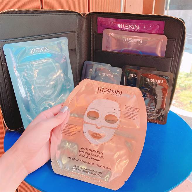 「面膜霸主限量礼盒」含星旅光效天使面膜(片)、极光激能蓝面膜(片)、超效净能无瑕面膜(片) 、NAC Y²逆时空启动修护面膜(片)、黑钻超光速全能黑眼膜(份)*2、极光激能蓝眼膜(份)*2、111SKIN限量旅行包，价值NT4,920元优惠价NT3,380元，其中值得注目的是珍妮佛艾妮丝顿曾在艾美奖直播时使用超效净能无瑕面膜，是本组合一大亮点。（图／邱映慈摄影）
