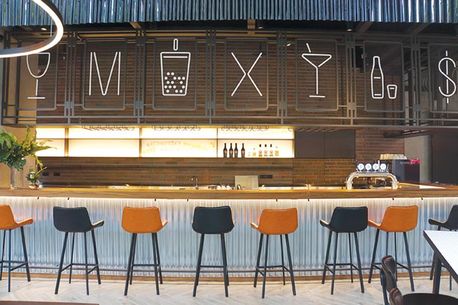Moxy酒店樓大廳的「The Moxy Bar」延續輕工業風設計，與飯店前檯（The Now）一體成形。圖／姚舜