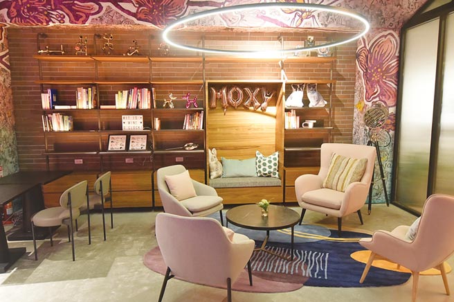 Moxy品牌規範中要求要有「Quiet Zone」，提供住客安靜舒服的閱讀休閒空間，台中豐邑Moxy酒店當然有此區域。圖／姚舜