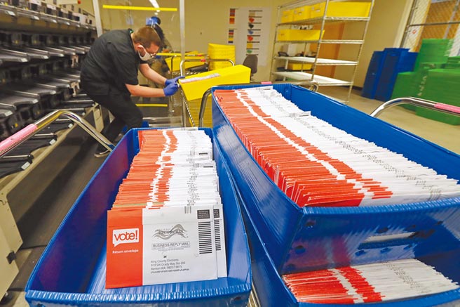 美国华盛顿州国王郡选举总部，工作人员正在将收到的邮寄选票摆放进托盘。受到新冠疫情影响，今年美国大选採用邮寄投票的美国选民大幅增加。（美联社）