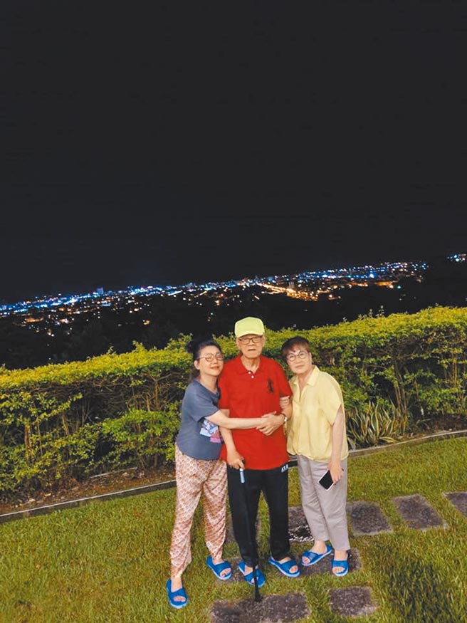 藍心湄（左）與父母感情好，時常到各地旅遊。（摘自臉書）