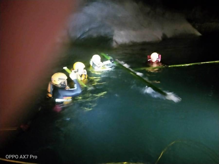 消防人員在深潭搜尋溺水者。（南投縣消防局提供／廖志晃南投傳真）