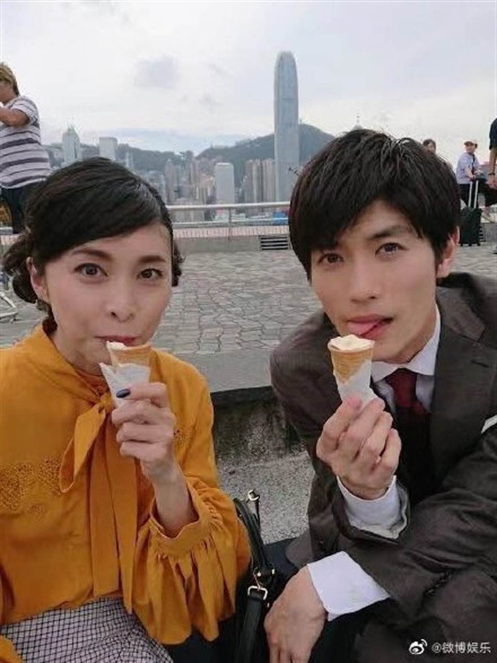日本女星竹內結子與三浦春馬在香港拍攝《信用詐欺師JP公主篇》，兩人留下開心吃霜淇淋的合照，如今兩人竟在不到3個月內相繼離世，讓粉絲難以置信。（照片來源：微博娛樂）