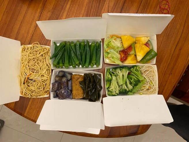 网友分享130元超大气素食餐，掀起热烈讨论。（翻摄爆废公社）