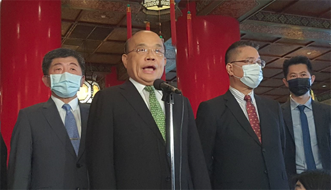 台湾拒绝陆制疫苗？陈时中：过去就规定不能引进。图为行政院长苏贞昌(左二)、卫福部长陈时中(左一)。(陈人齐摄)
