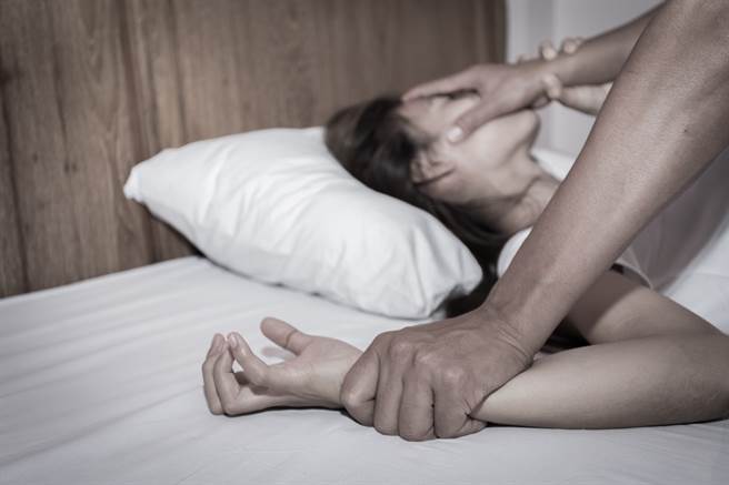 英国日前发生一起1名32岁妇女，独自1人前往义大利自助旅游，却惨遭3名大汉轮流性侵案件。(示意图/达志影像)