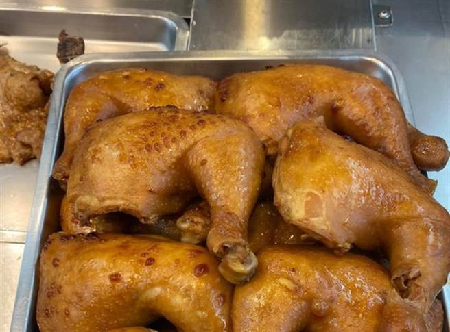 网友PO出自家鸡腿。（摘自脸书爆怨公社）