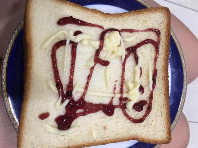 全联内贩售的一款日本果酱，主打轻巧、方便携带设计，口味眾多，深受妈妈们喜爱。（摘自全我爱全联-好物老实説）