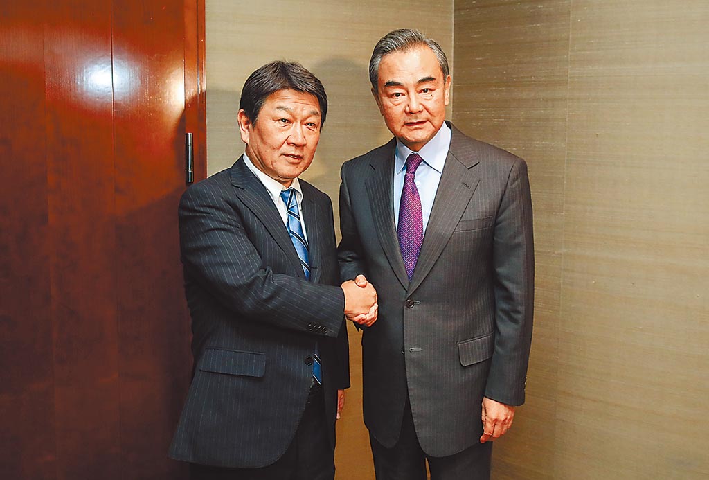 中國大陸外交部長王毅（右）10月將出訪日本，將會見日本外相茂木敏充，圖為2人2月初出席第56屆慕尼黑安全會議。（新華社）