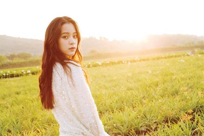 欧阳娜娜将赴大陆高唱《我的祖国》，引发网友挞伐，对此网红陈沂不满，喊注销国籍。（图／翻摄自欧阳娜娜脸书）