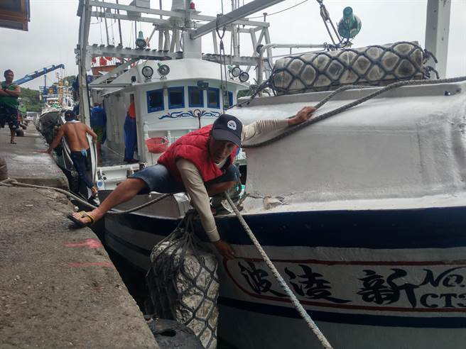 新凌波236號漁船返港，船長陳吉雄指漁船遭撞之處，要求日方賠償。(李忠一攝)