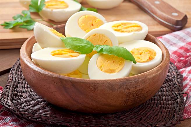 許多人擔心吃蛋黃會讓膽固醇過高，營養師表示，體內膽固醇多是自己生成，僅20%來自飲食，且蛋黃營養豐富，因此建議要一起食用。而每天吃2、3顆蛋是接受的，但不要超過7顆。（圖／Shutterstock）