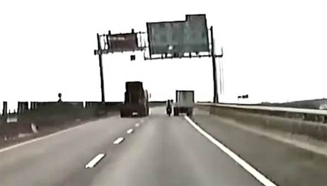 右边自小货车疑从路肩逼车，导致重机骑士擦撞重摔。(翻摄网路／林和生屏东传真)