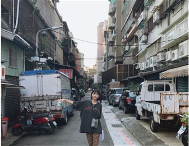 日本女星武田玲奈在IG曬一張「遊台灣照」，背後街景卻讓網友吵翻。（圖／翻攝自武回玲奈IG）