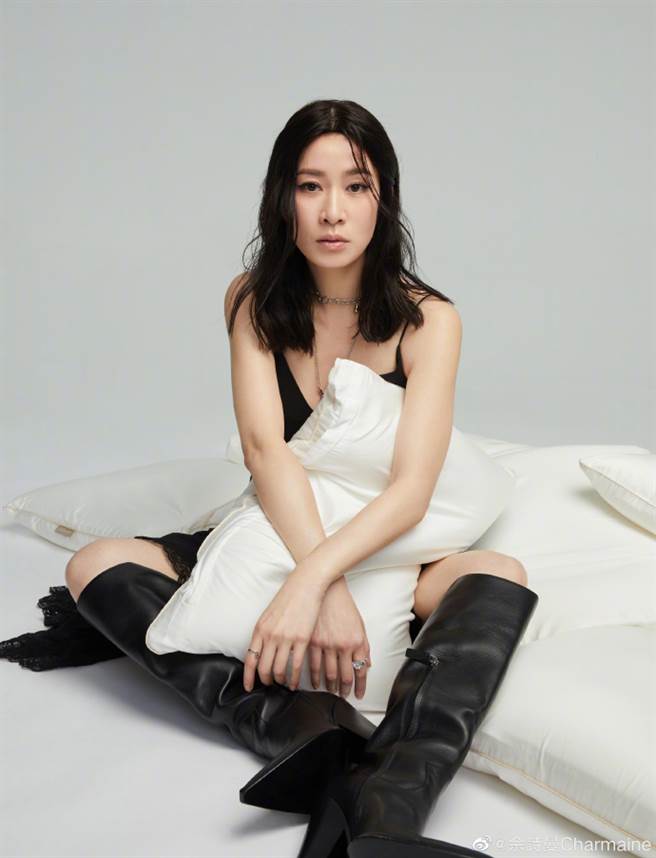 香港女星畲诗曼穿上宛如居家服的黑色细肩带洋装火辣出镜。（图／摘自微博@畲诗曼Charmaine）