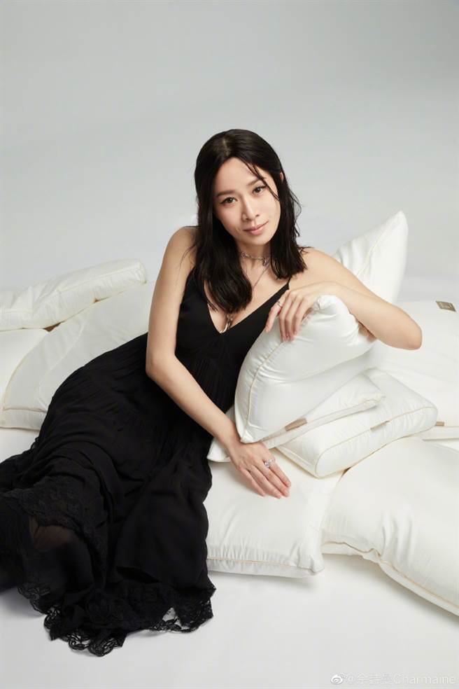 香港女星畲诗曼穿上宛如居家服的黑色细肩带洋装火辣出镜。（图／摘自微博@畲诗曼Charmaine）