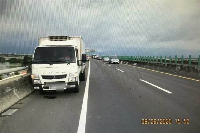 「路杀」重机的水产行小货车。（照片来源：屏东县政府警察局脸书）