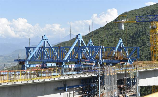 在疫情受控後，大陸推動經濟刺激政策，尤其是官方主導的大型基礎建設項目紛紛啟動。圖為2020年8月甘肅雙達公路特大橋樑建設。（圖／新華社）