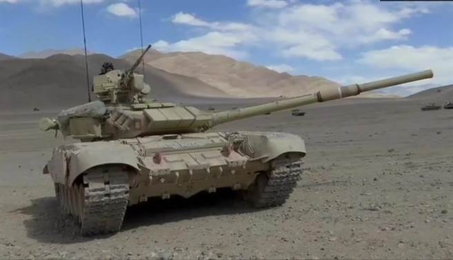印軍新式主戰坦克T-90已部署至中印邊境地區，號稱可以在零下35度的環境中對解放軍進行耐寒作戰。（圖／推特@ANI)