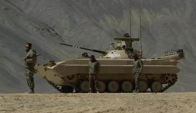 印軍BMP-2步兵戰車已部署到中印邊境並準備就緒，可以在攝氏零下35度的環境中迎戰大陸解放軍。（圖／推特@ANI)