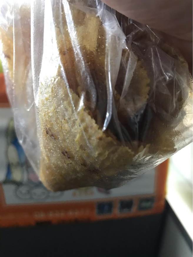 原PO上船后一看，却发现刚刚买的鱿鱼竟有一半是对折，或较短的，实际上根本不到5片。(PTT)
