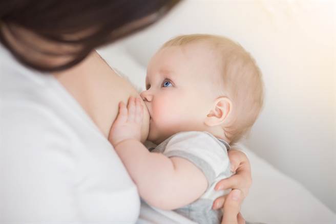 最新研究顯示，母乳能用來治療新冠肺炎、殺死病毒。（示意圖／shutterstock）
