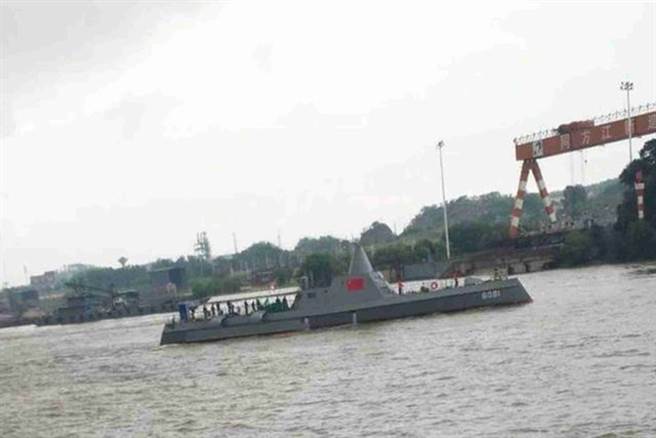 江西九江市的长江中测试的新式舰艇可能是无人舰艇，外型与美军朱瓦特级战舰神似，但体型小了许多。（图／微信@南海的浪涛）