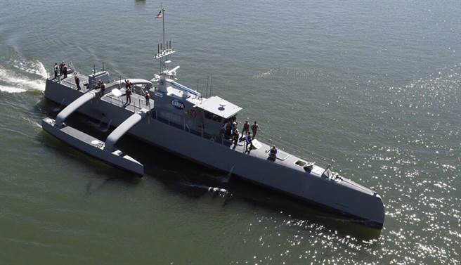 美国研发中的海洋猎人无人艇，除反潜功能外，还能搭载导弹与自动武器做长时间巡航。（图／美国海军）