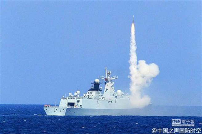 大陸解放軍海軍艦艇發射導彈。(圖/中新社)
