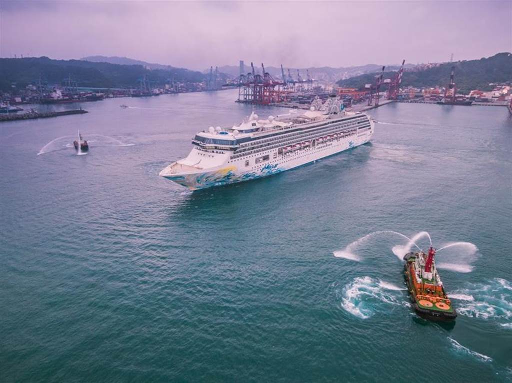 「探索夢」為今年首艘國內跳島郵輪，圖為船隻進基隆港畫面。圖／基隆港務分公司