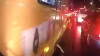 公車底部突現「詭異白手」 騎士驚恐急煞11秒影片曝光