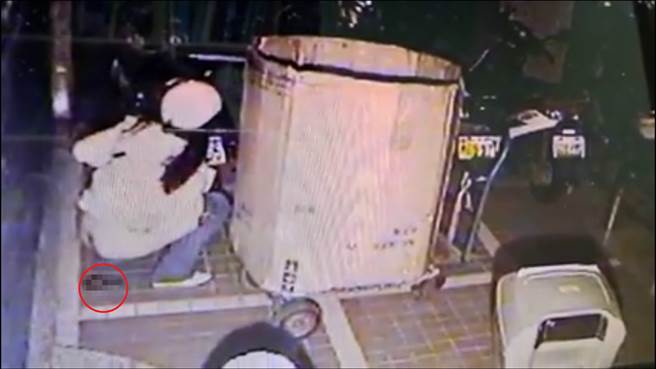 永和乐华夜市旁，最近传出已有3名女子，在某一处营业场所当街便溺，即使监视器侧录，也不在意。（图／翻摄自脸书粉专《我是永和人》）