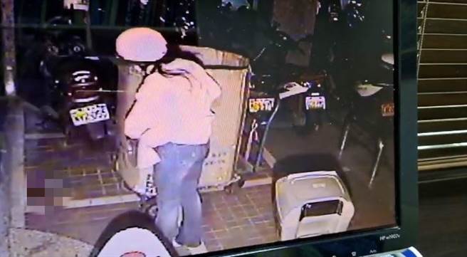 该名女子在路边便溺结束后，还回头看一眼，才离去。（图／翻摄自脸书《我是永和人》）