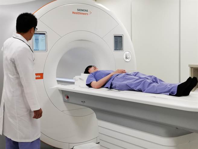 員林基督教醫院引進全球第一台搭載生物感知與AI人工智慧的MRI。(吳建輝攝)