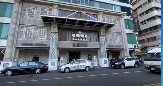 高雄市苓雅区高檔酒店今晨（29日）2度被砸，还被放大龙炮示威。（图／读者提供）