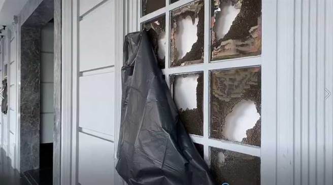 高檔酒店被恶煞持球棒狠砸，墙外装潢玻璃碎裂。（图／读者提供）