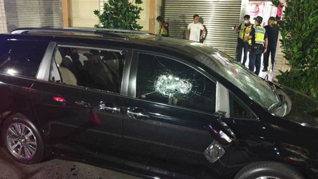 三民区知名茶行业者座车今晨也被砸。（图／读者提供）