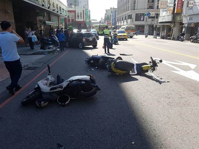 台中今早发生汽车猛衝对向车道车祸，造成10人受轻伤，现场一片狼藉。（民眾提供／陈淑芬台中传真）