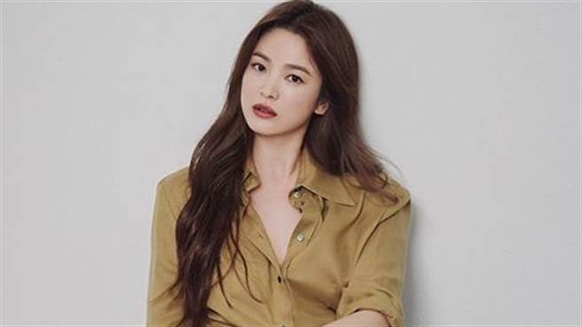 宋慧乔「深V下半身没穿」性感抬脚秀发光长腿屁股蛋（图／IG@suecommabonnie）