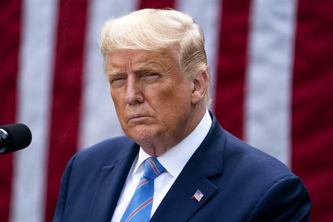 《纽约时报》披露，美国总统川普过去15年内有10年未缴税，上任后头两年仅缴税750美元，对此，川普28日在推特自己爆料总共缴税数百万美元，不过此举马上遭媒体打脸，批评川普没说清楚这些税是否为个人所得税。（资料照／美联社）