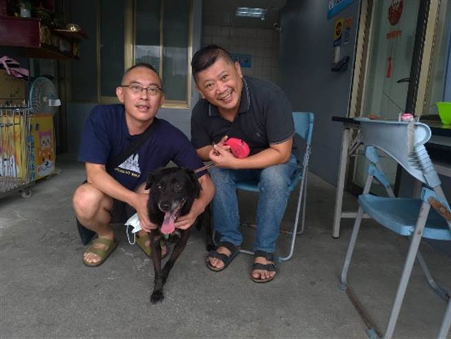 王兆民与邱柏洲夫夫俩首次与米娜见面（图／新北市动保处提供）