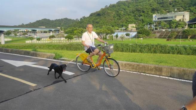夫夫俩为了解决米娜的分离焦虑，因此经常陪伴牠、带出门慢跑（图／新北市动保处提供）