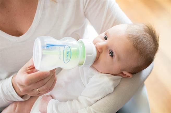选用新生儿防胀气奶瓶，可有效降低宝宝胀气的情形发生。图/布朗博士提供