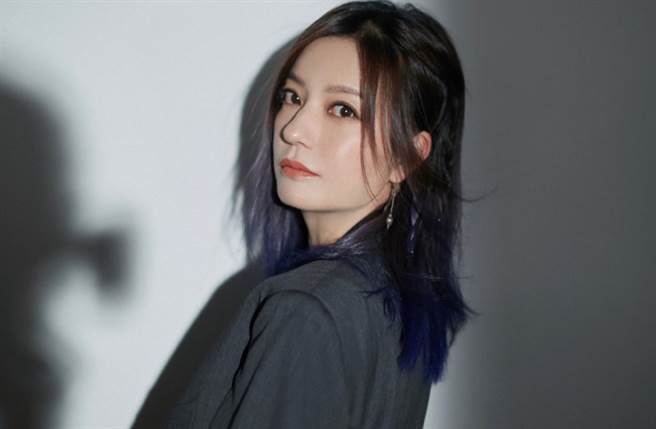 赵薇以一身帅气黑色西装裙性感出席《演员请就位》发布会。（图／摘自微博@赵薇工作室）