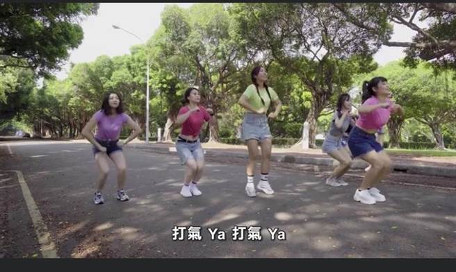 劳动部劳动力发展署中彰投分署平时卖力行销政府就业政策，为了让民眾印象深刻，近日推出一支由七名女性员工，穿着短裤的跳舞宣传影片。（摘自脸书打脸觉青／卢金足台中传真）